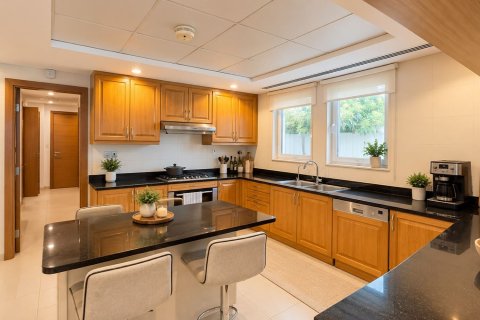 Villa in Jumeirah Park, Dubai 5 bedrooms, 471 sq.m. № 142150 - photo 8