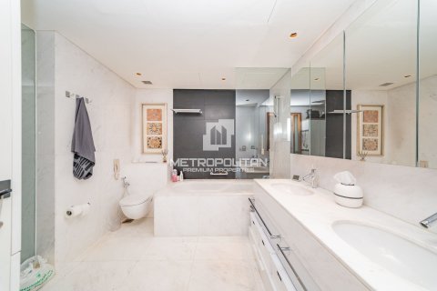 Apartment in Downtown Dubai (Downtown Burj Dubai), Dubai 3 bedrooms, 184 sq.m. № 74015 - photo 20